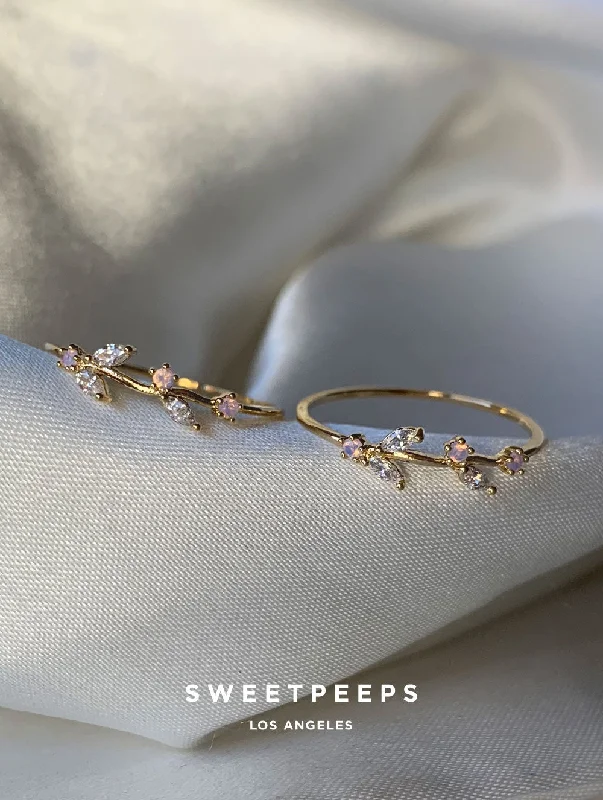 Simple gold rings for women-Delicate Single Branch Leaf Ring